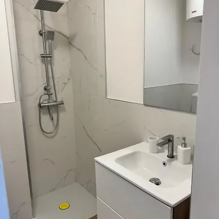 La Torre 9b Studio&parking لينانو سابيادورو